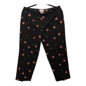 Betu Sport capri’s embroidered hibiscus design